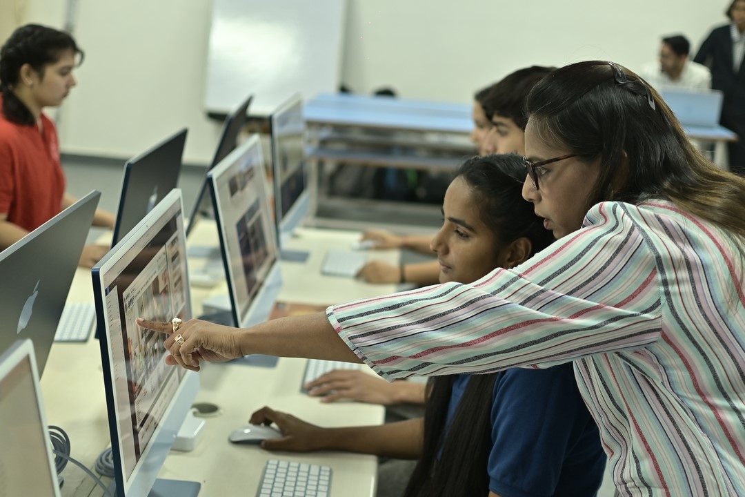 5G Technology and Its Impact: How Poddar College Prepares Students for the Future of Digital Connectivity